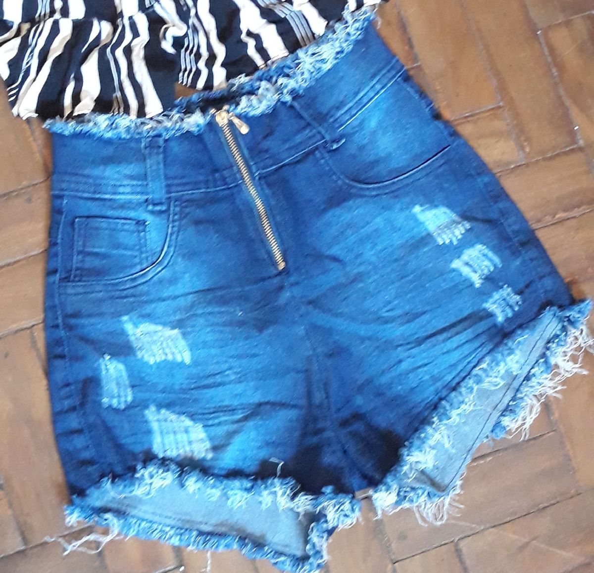 short jeans desfiado no cós