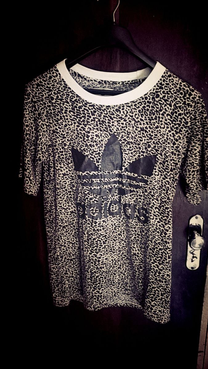 camiseta adidas animal print