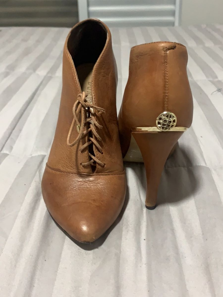 sapato fechado com cadarço feminino