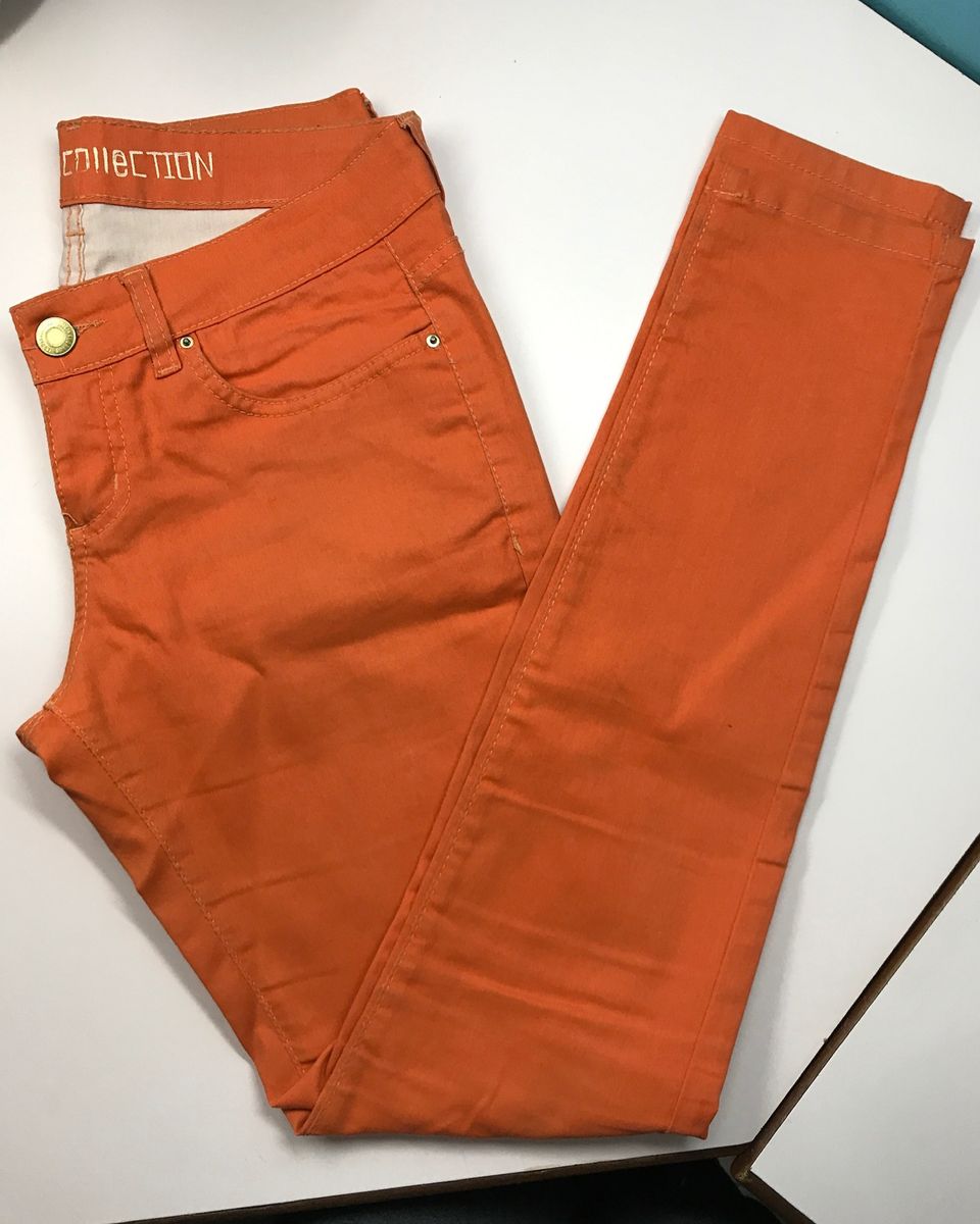 calça jeans laranja feminina