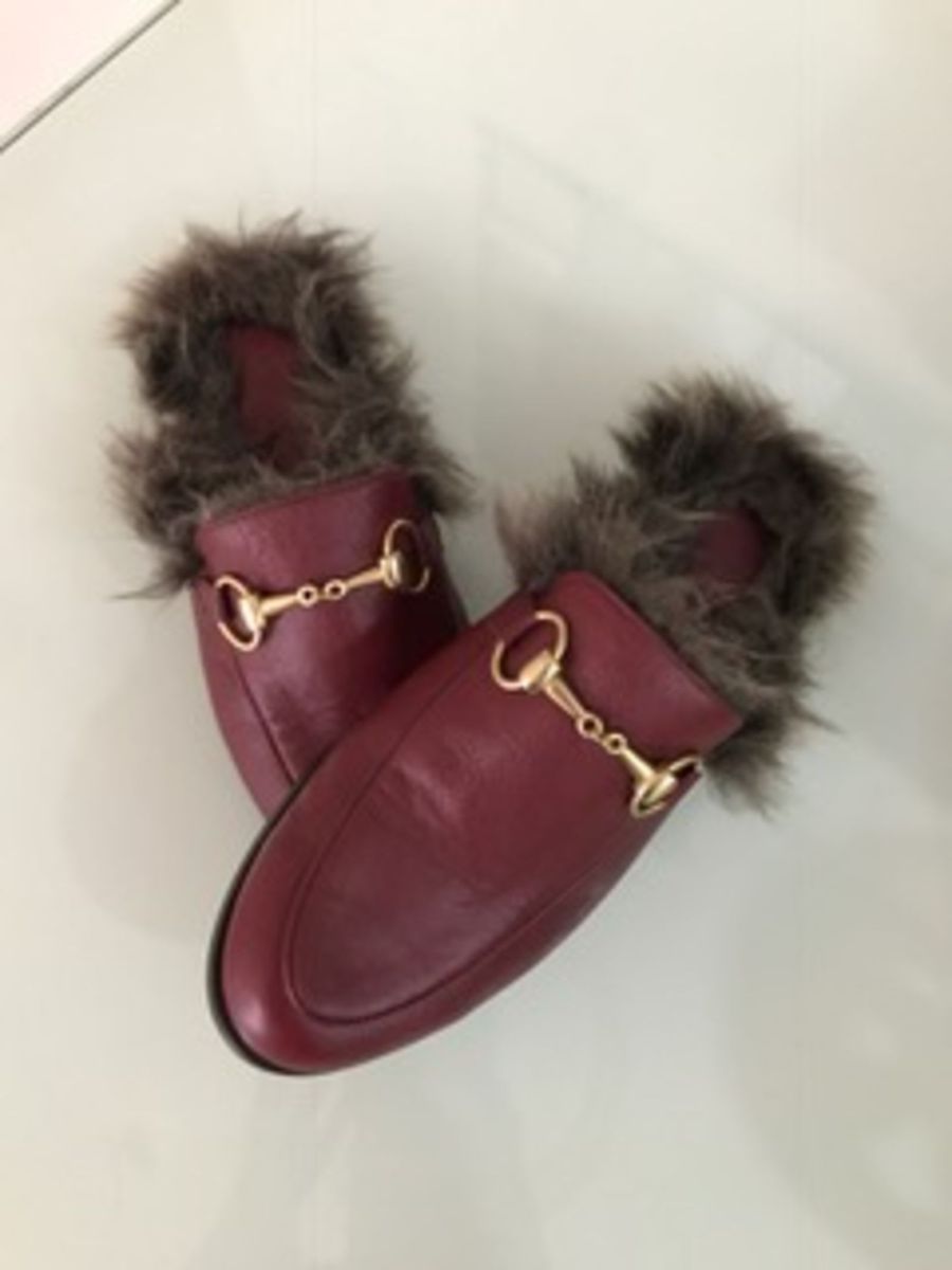 sapato mule com pelinho