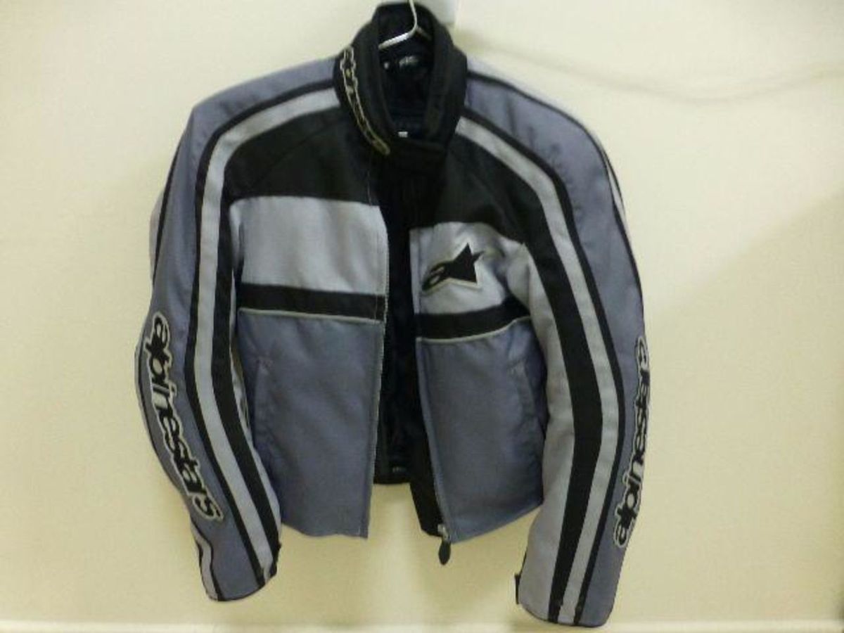 jaqueta de motociclista usada