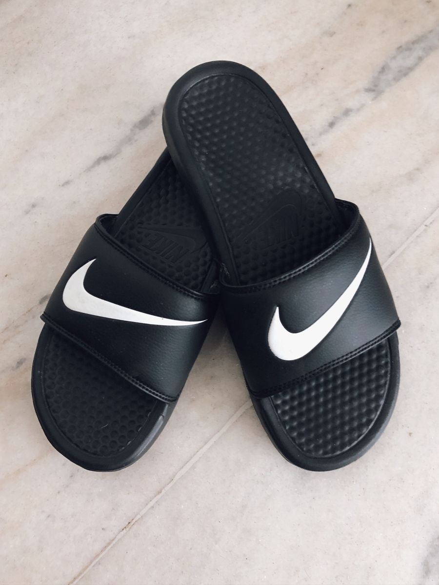 sandalia da nike dourada