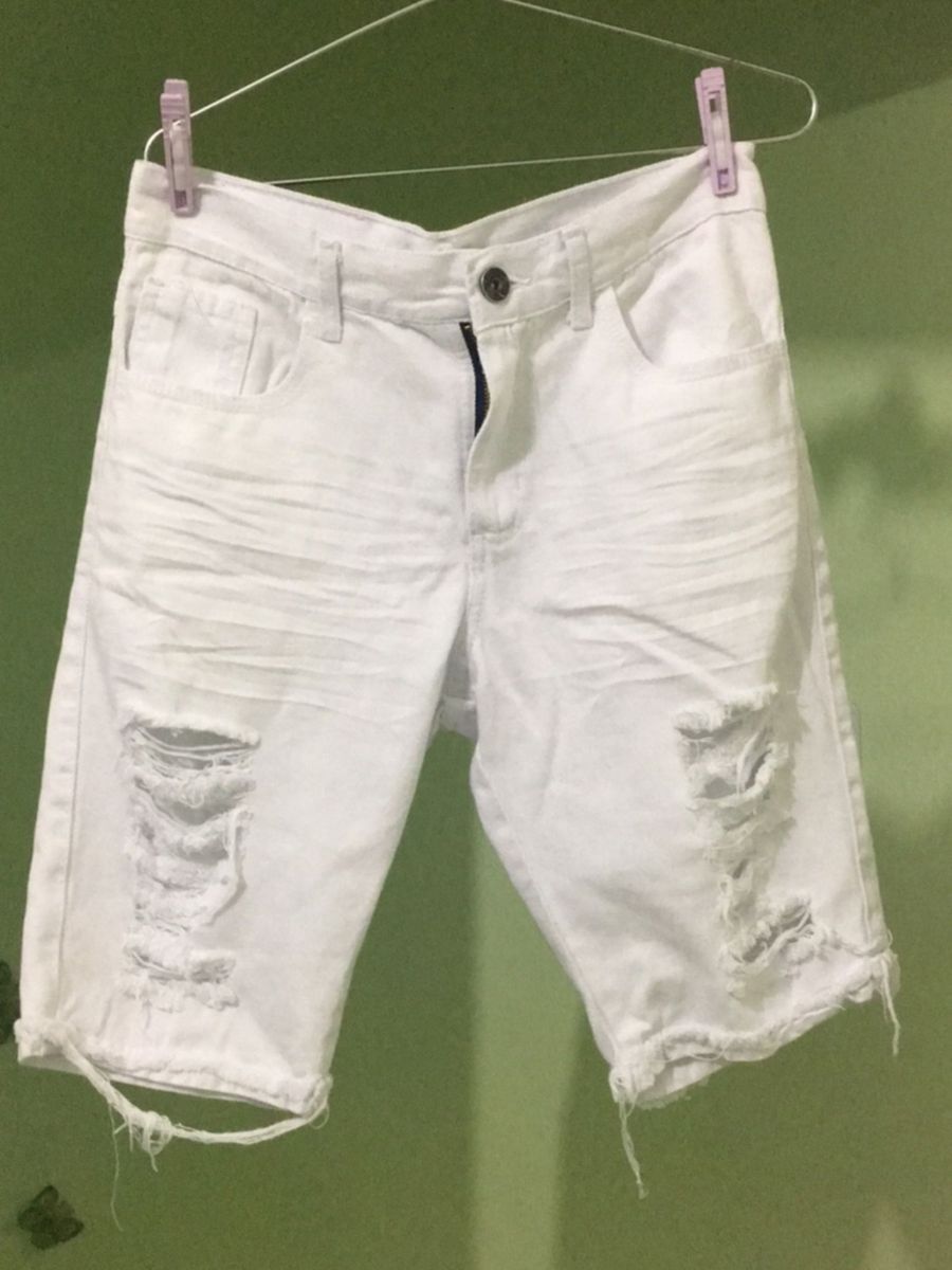 bermudas brancas rasgadas