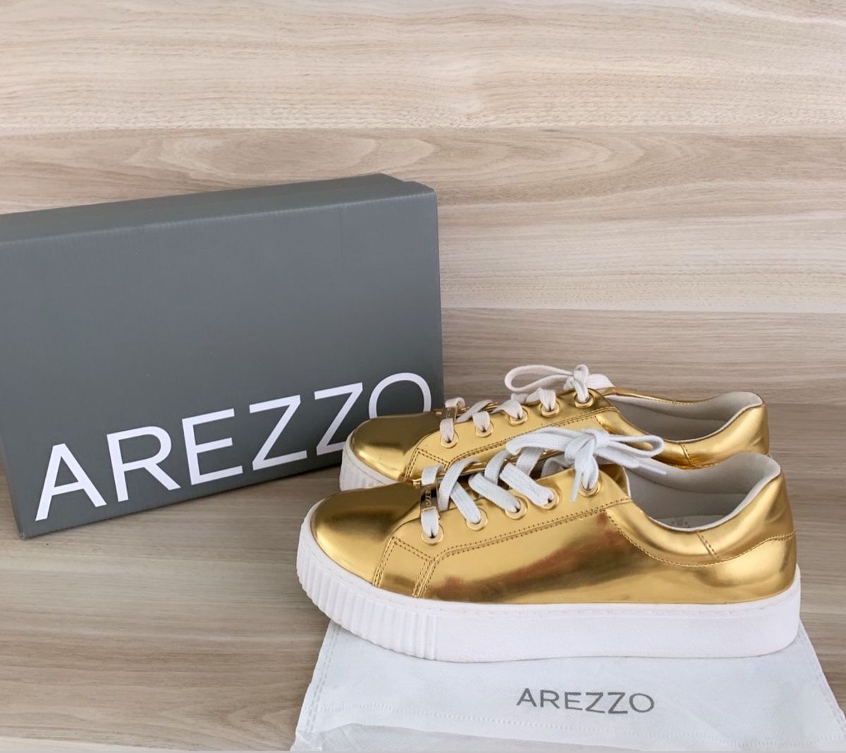 tenis dourado feminino arezzo