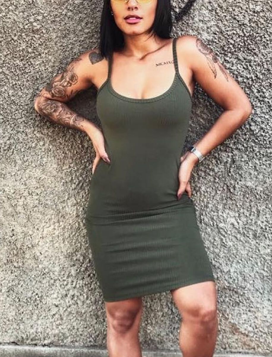 vestido canelado midi verde militar