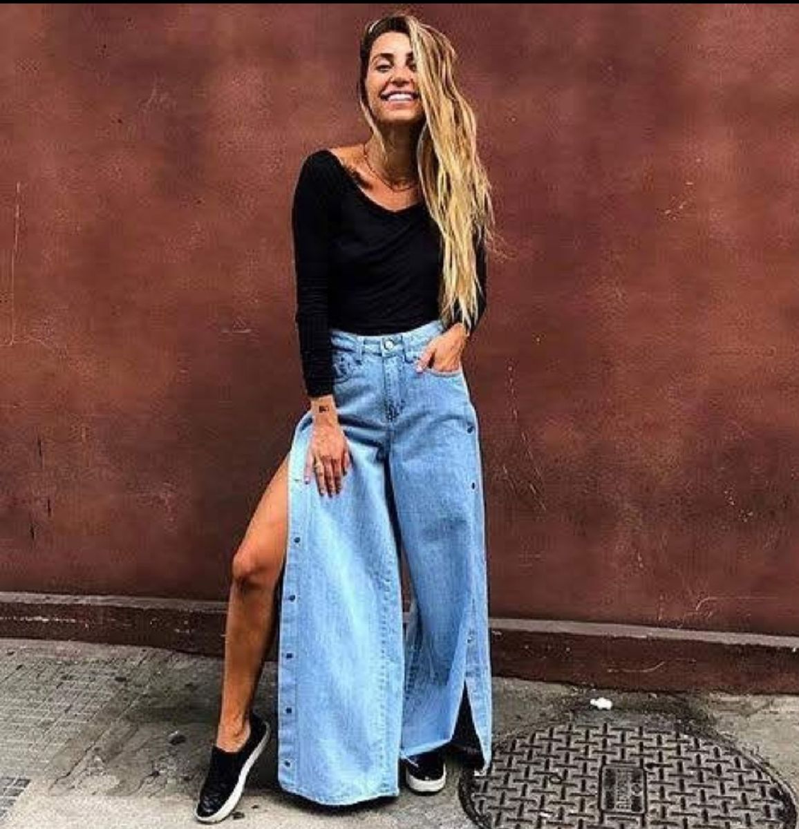 calça jeans pantalona aberta na lateral