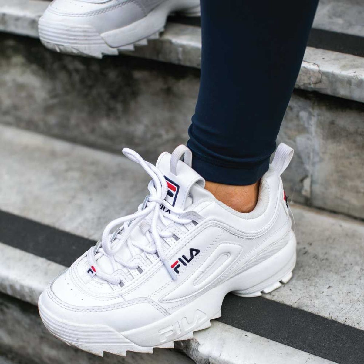 tênis fila disruptor branco feminino bordado azul