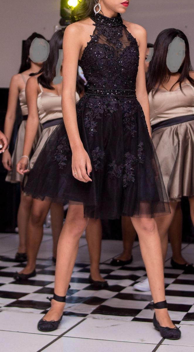 vestido debutante curto com tenis