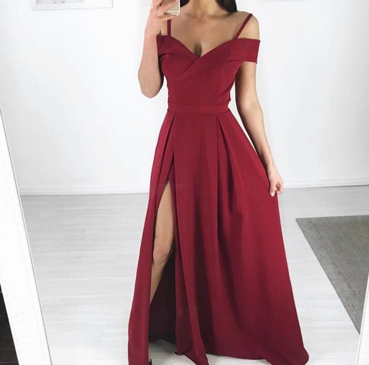 vestido na cor vermelho marsala