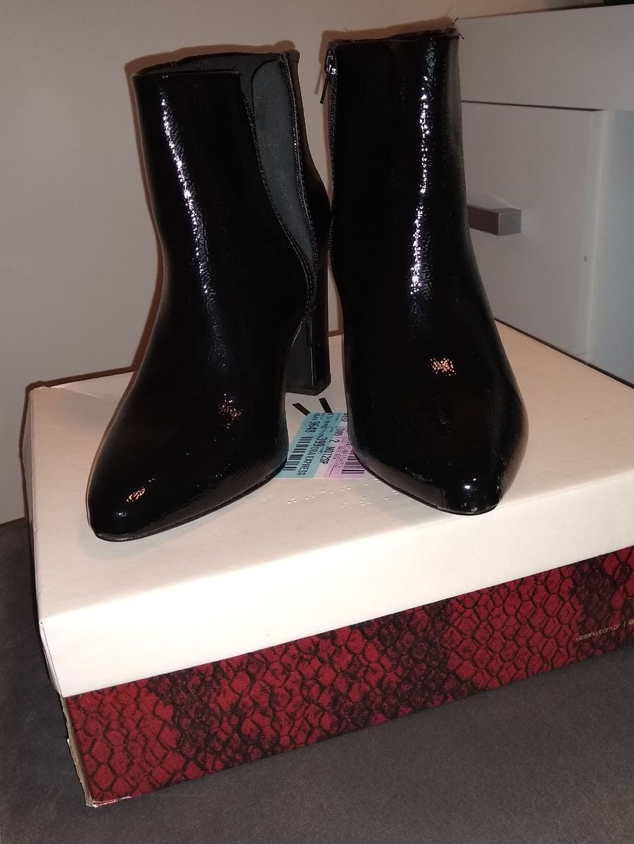 bota brilhante vizzano