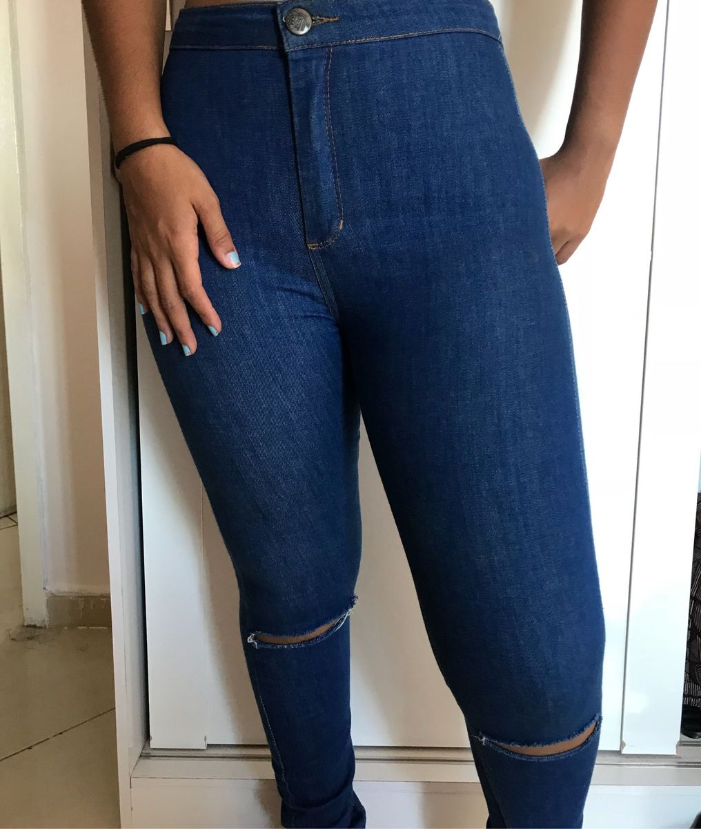 calça jeans rasgada joelho