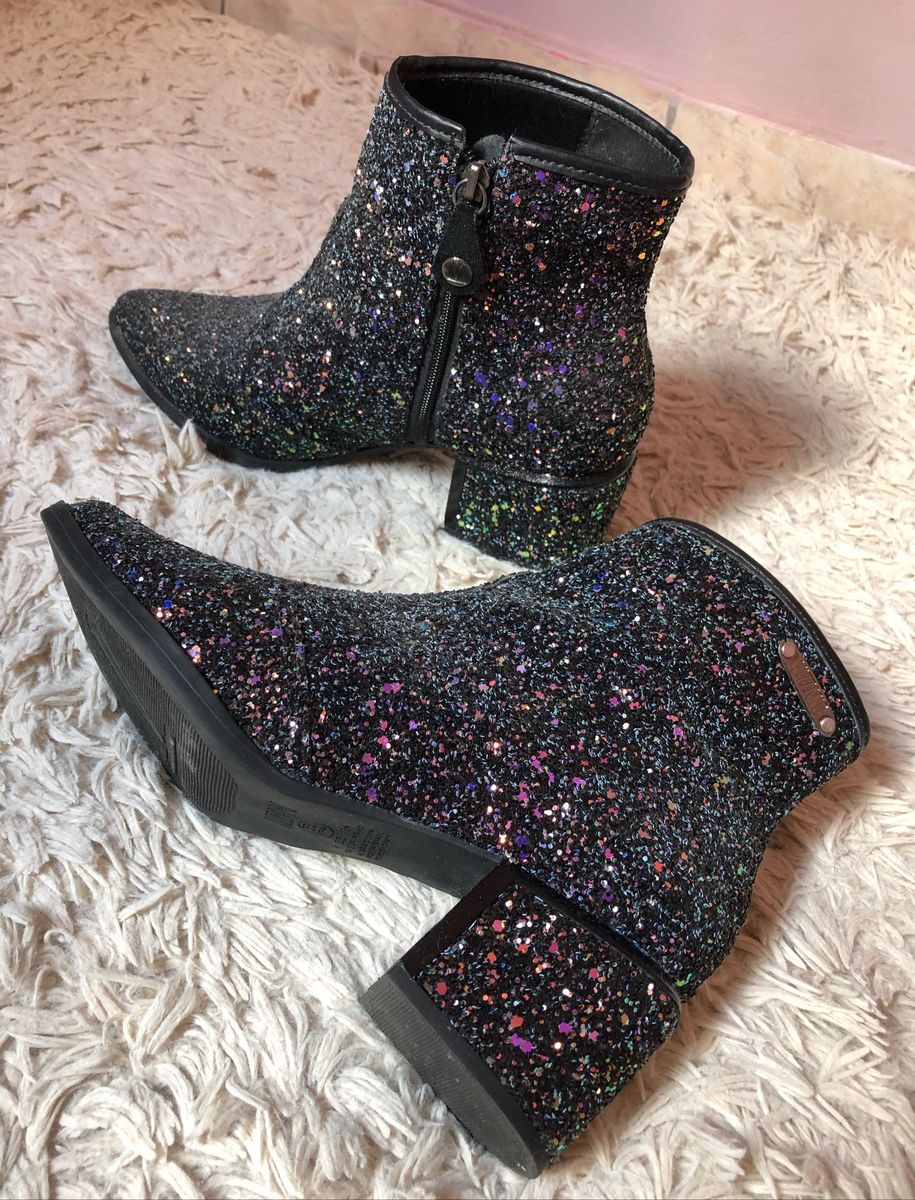 bota brilhante vizzano