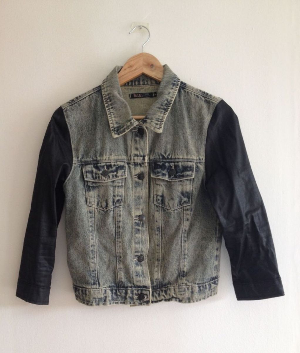 jaqueta jeans com manga de couro