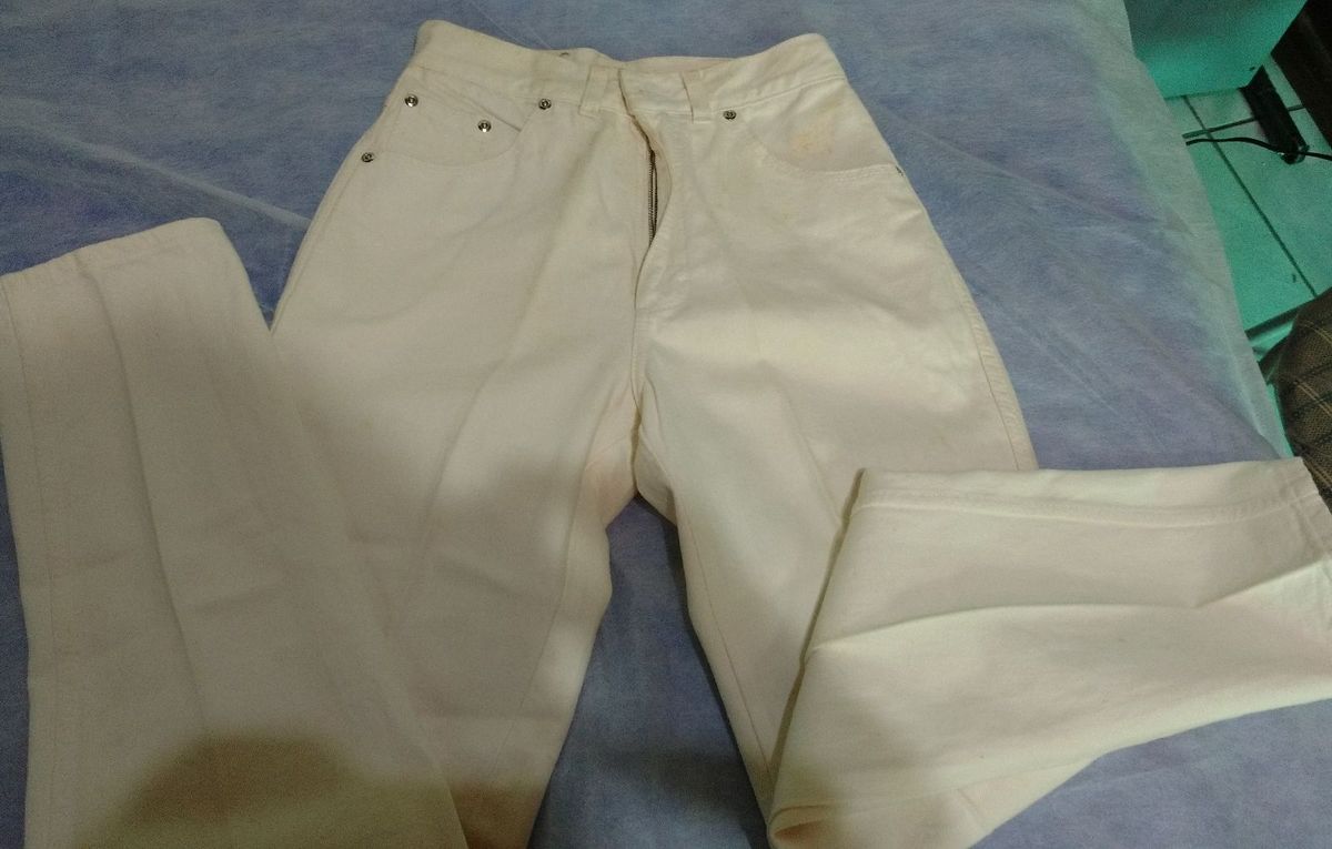 calça jeans bege feminina