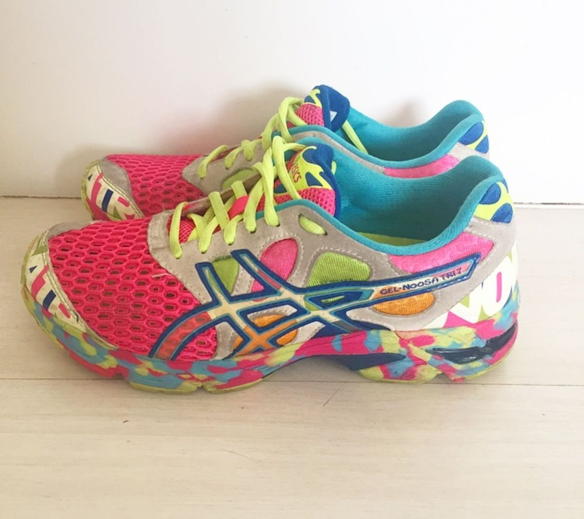 tênis asics feminino colorido