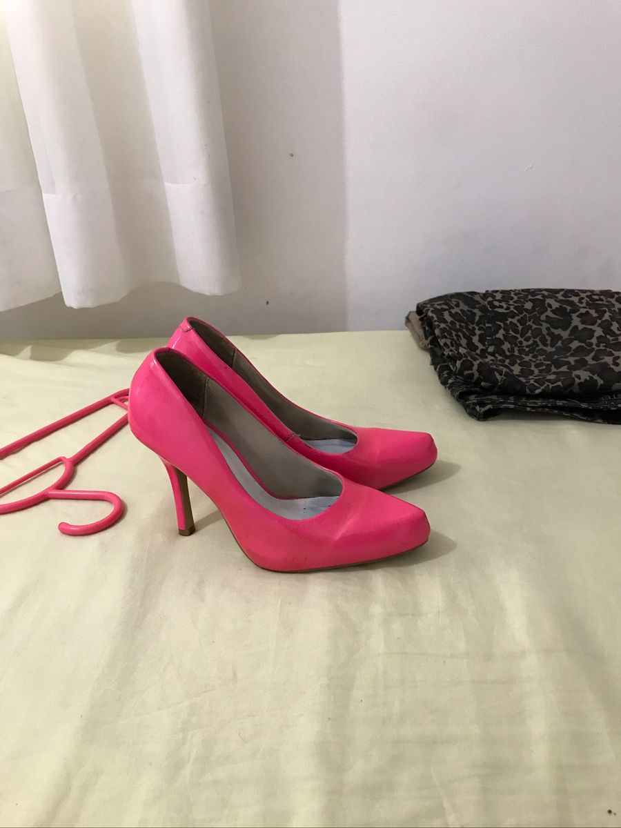 sapato rosa neon vizzano