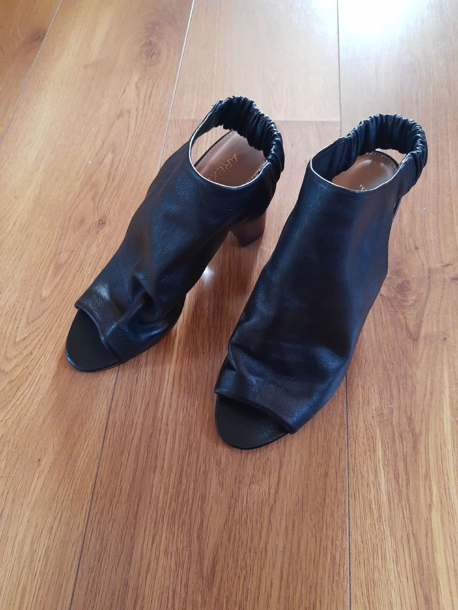 sandalia abotinada arezzo