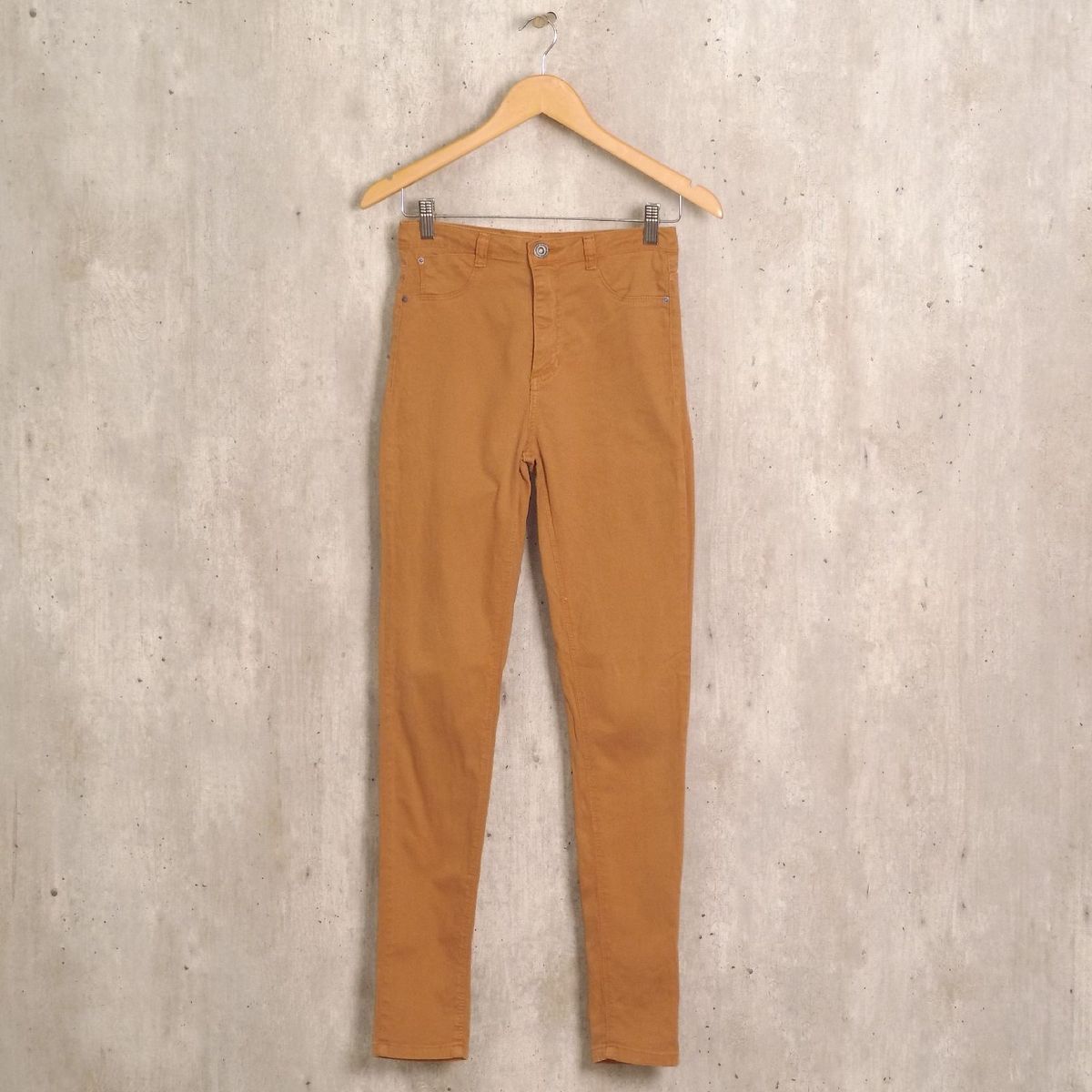 calça skinny marrom