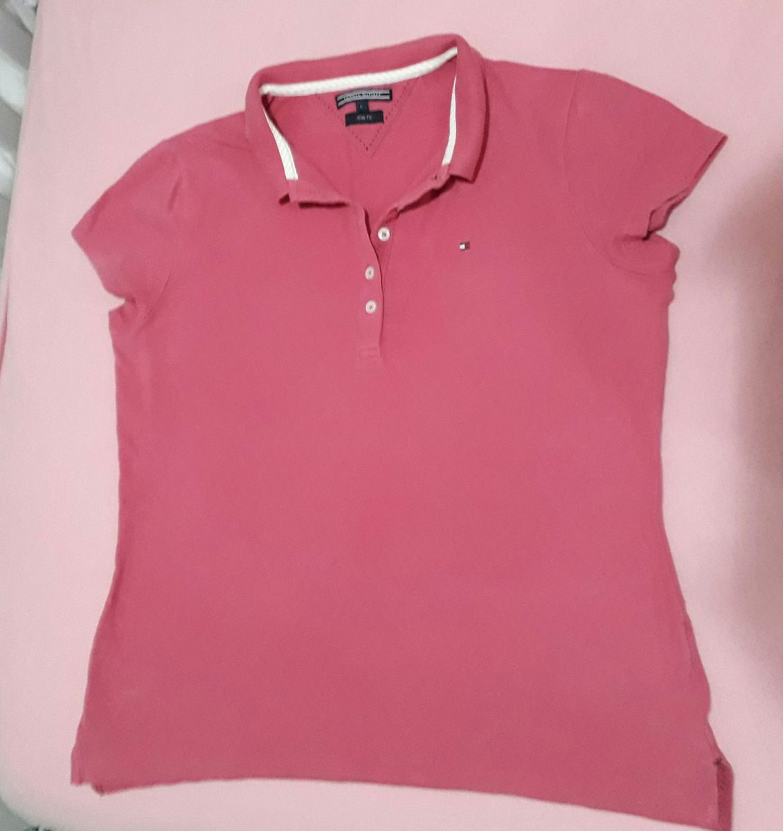camisa gola polo rosa feminina
