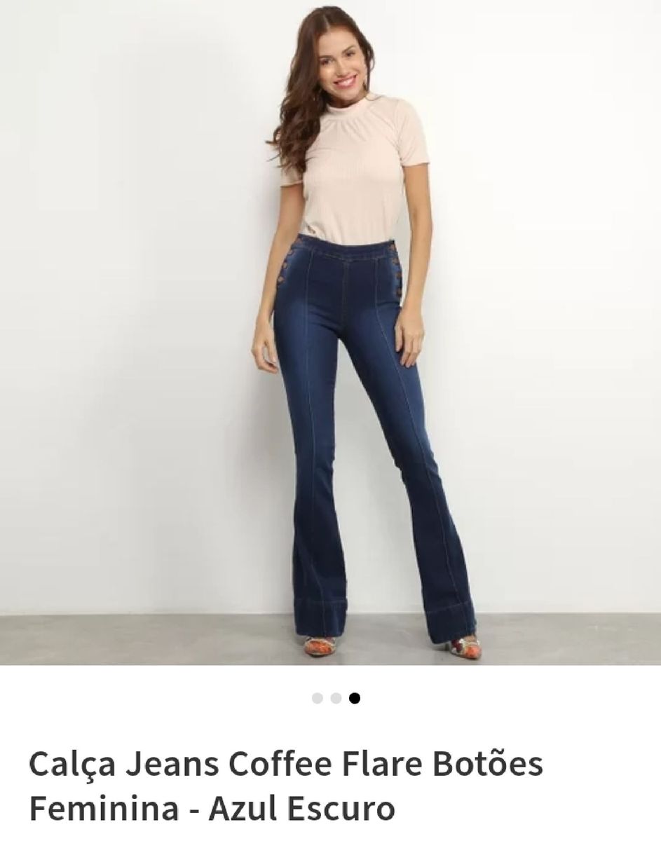 calça jeans flare azul escuro