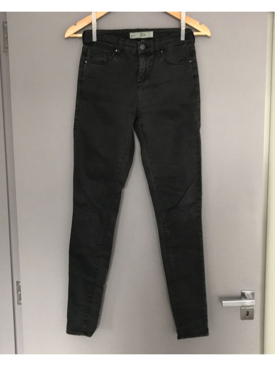 calça jeans preta desbotada