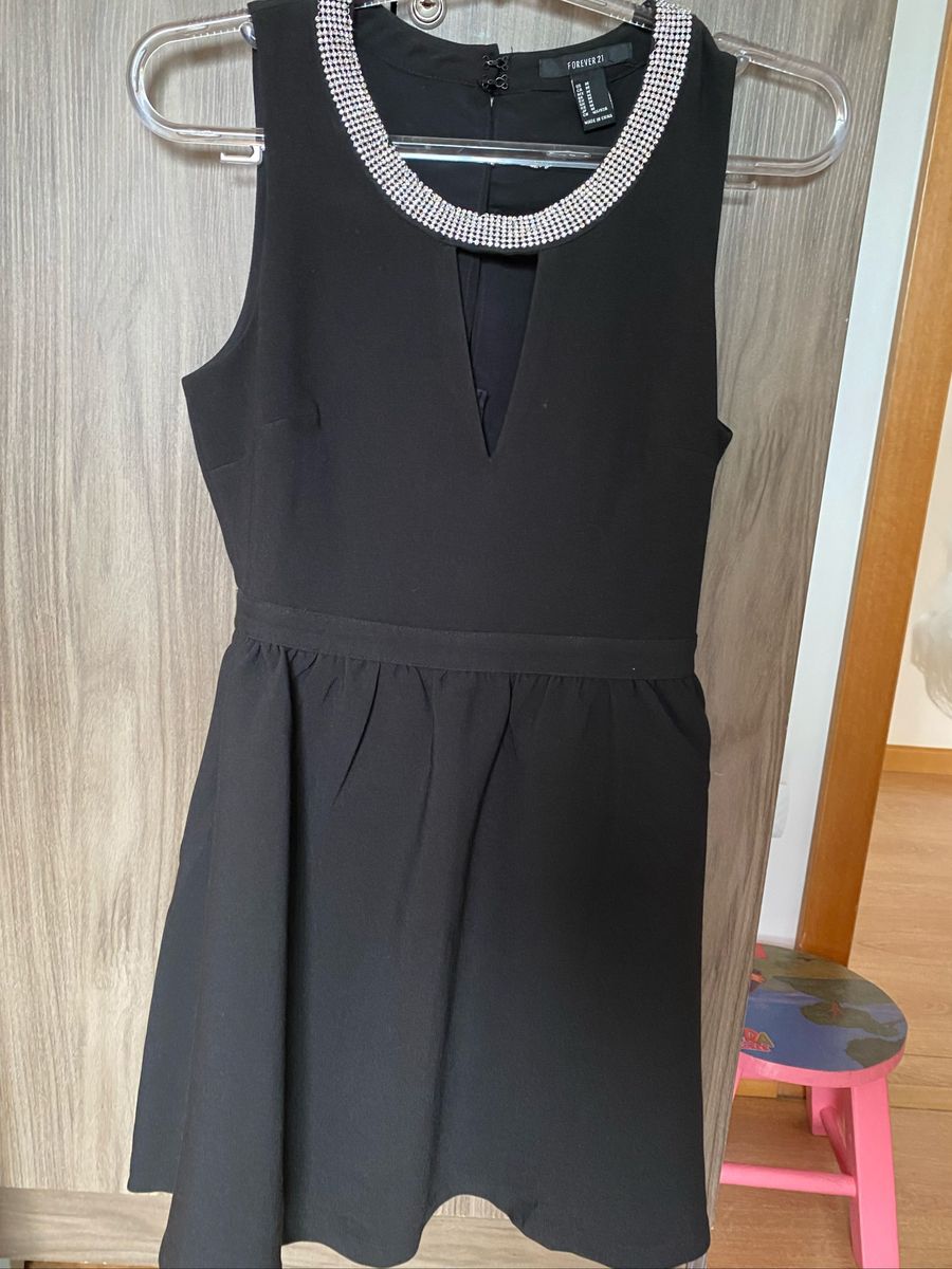 vestido gola branca