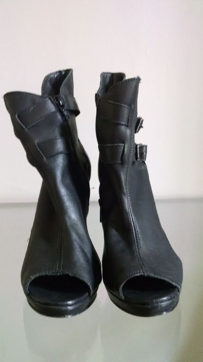 ankle boot aberta na frente