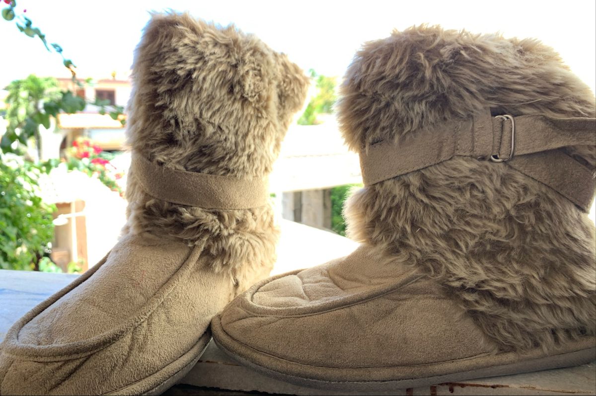 bota de camurça com pelinho