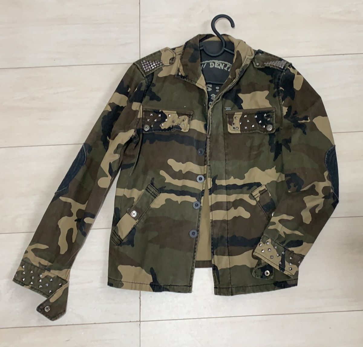 jaqueta estampa militar