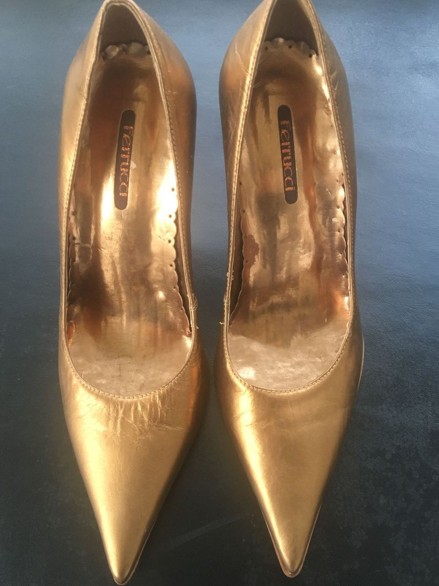 sapato bico fino dourado