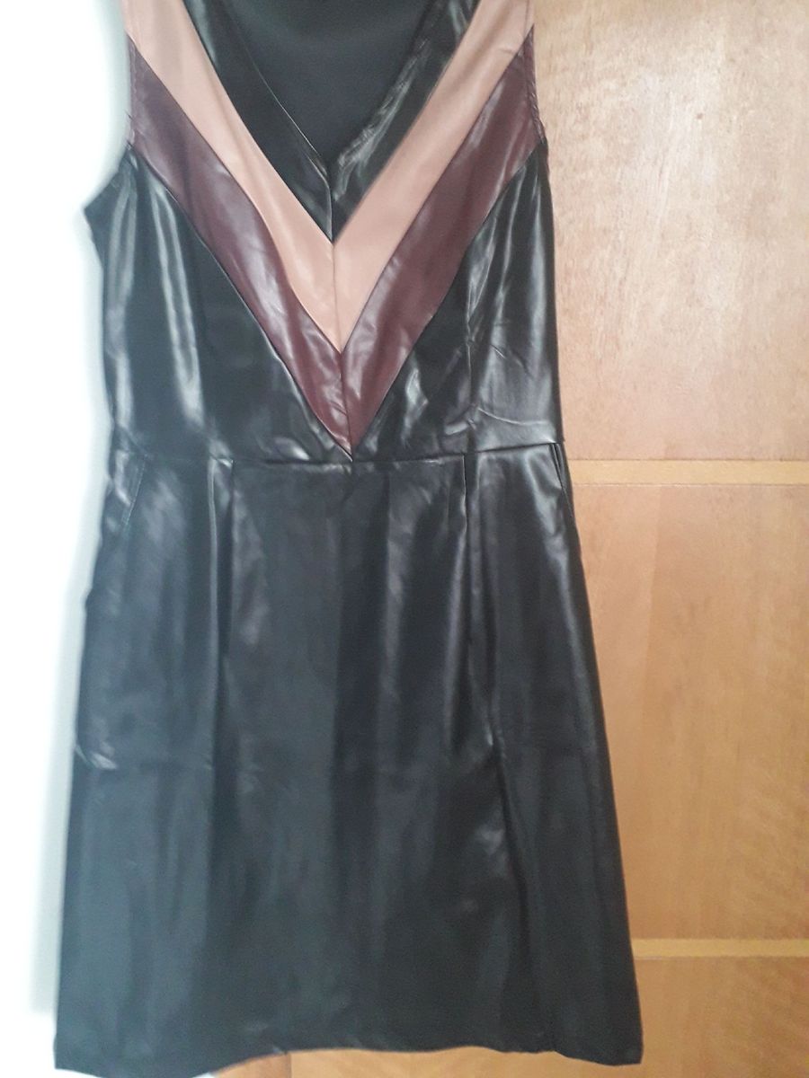vestido imitando couro