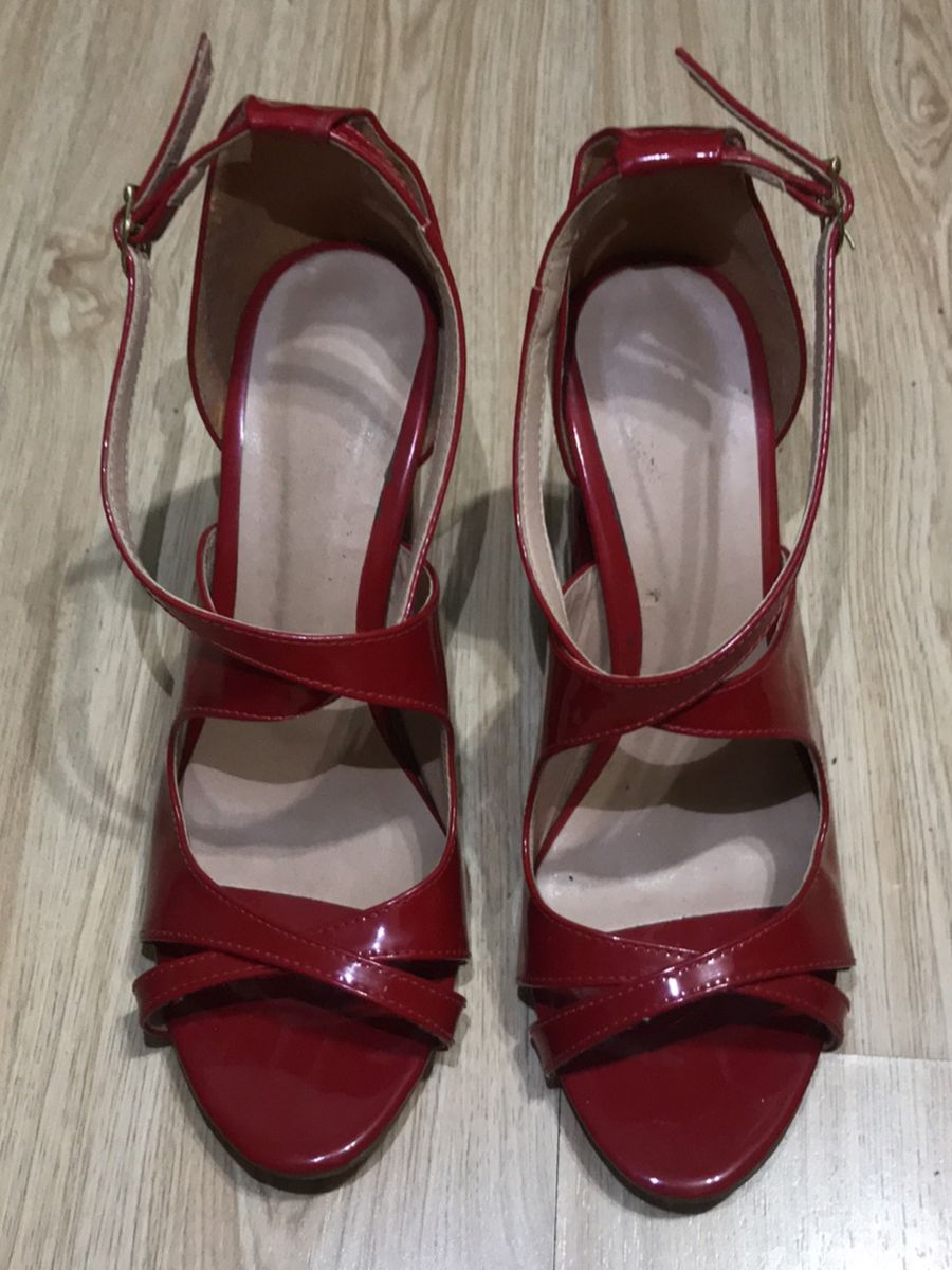 sandalia vermelha verniz