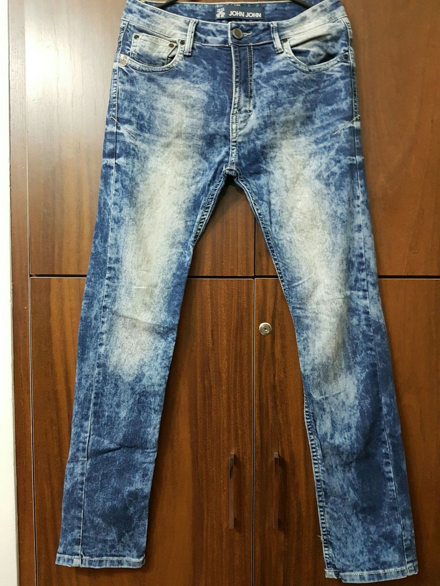 calça jeans masculina manchada