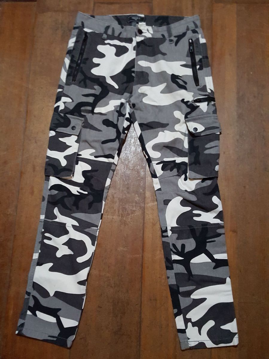 calça camuflada forever 21