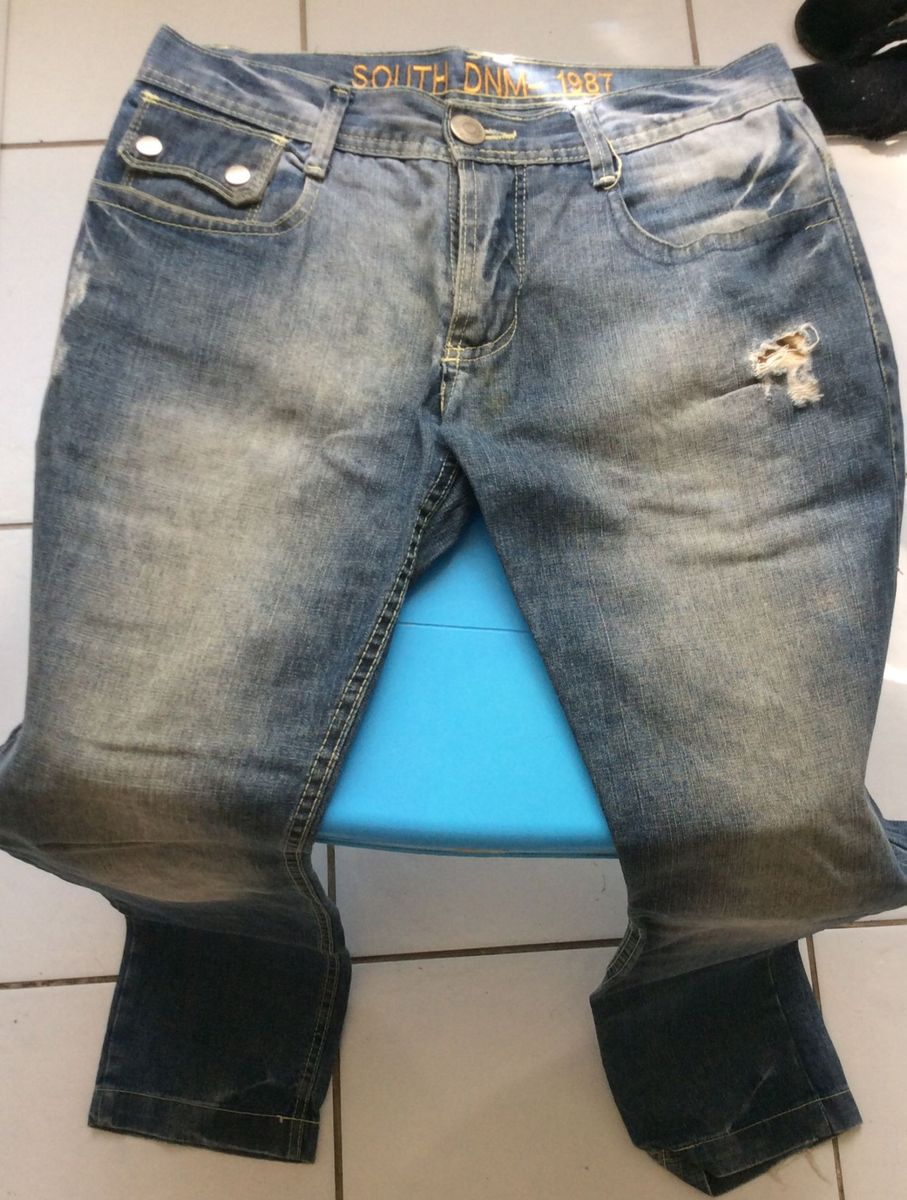 calça jeans masculina desbotada