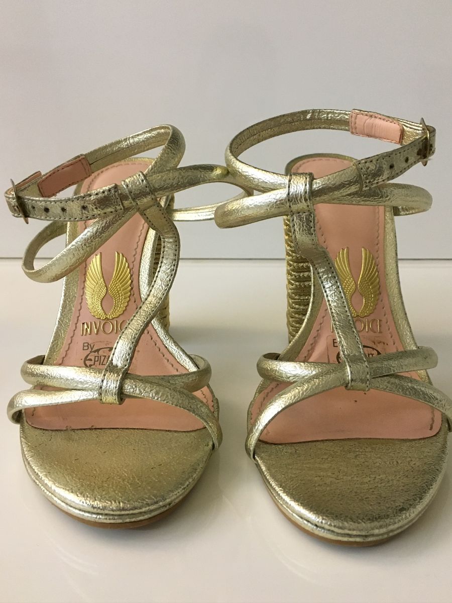 sandalia alta dourada