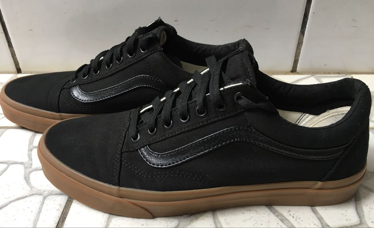 tenis vans preto com sola marrom