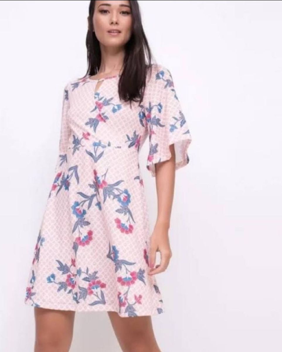 vestido estampado no joelho