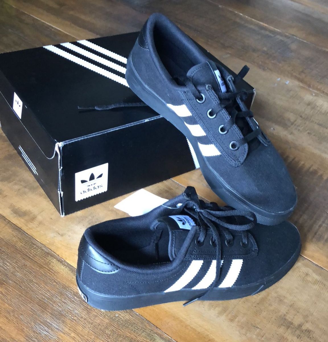 tênis da adidas baixinho