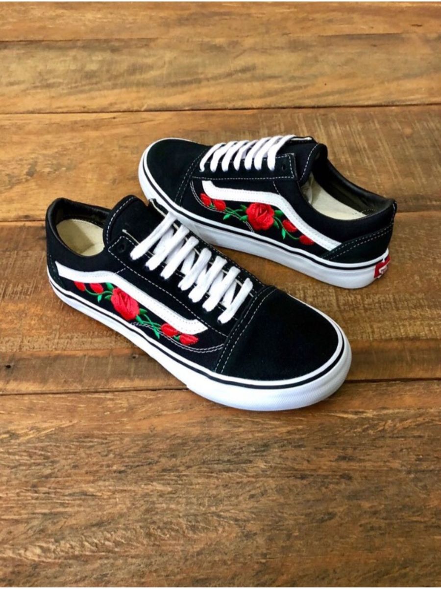 vans old skool preto com flores vermelhas