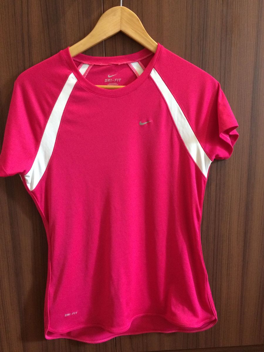 camiseta esportiva feminina nike