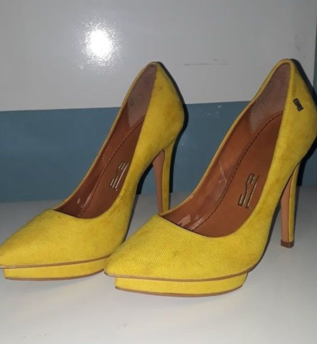 sapato alto amarelo