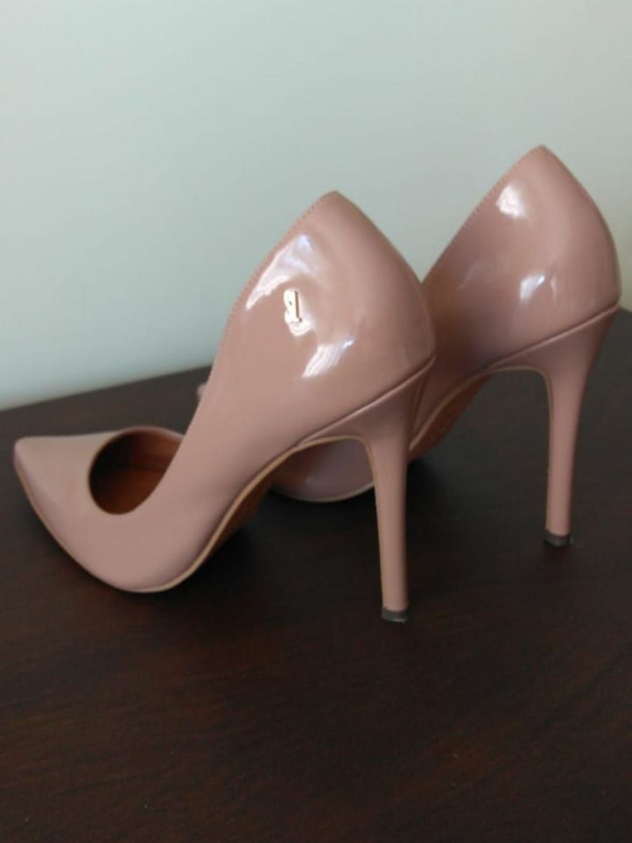 scarpin nude salto fino