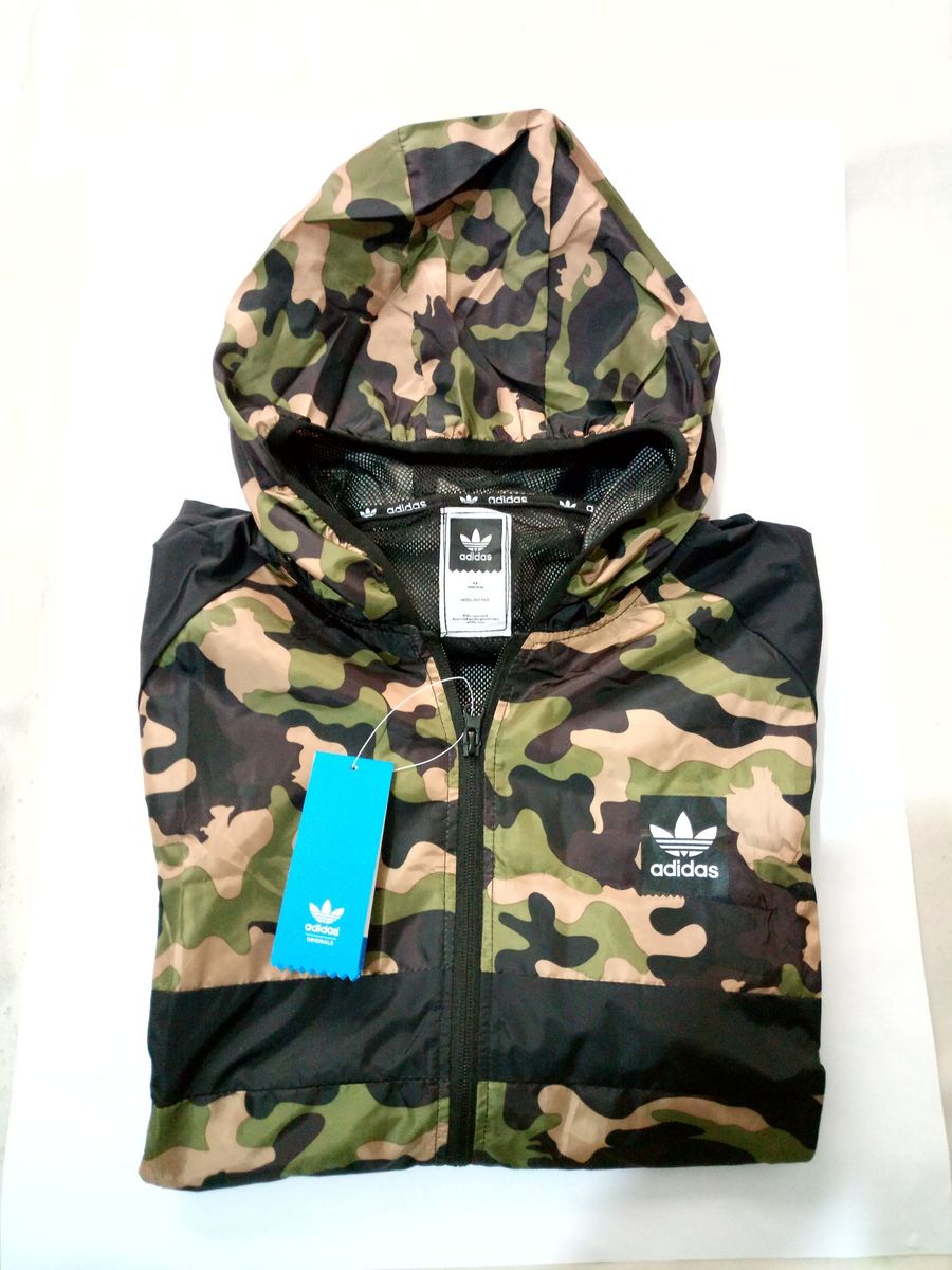 casaco camuflado adidas