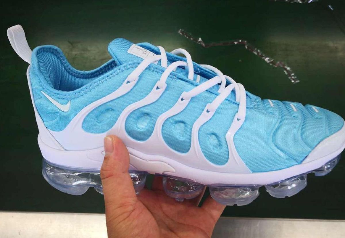 vapormax branco e azul