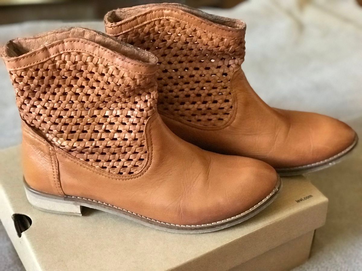 bota levis feminina