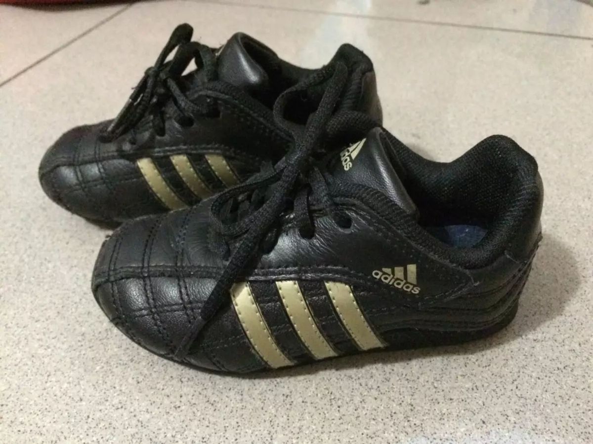 tenis adidas dourado e preto
