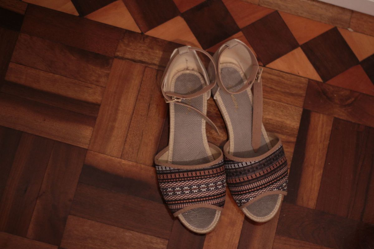 rasteirinha presa no tornozelo