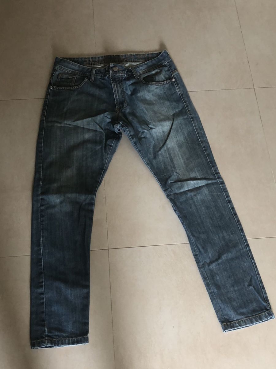 calça cheia de bolsos